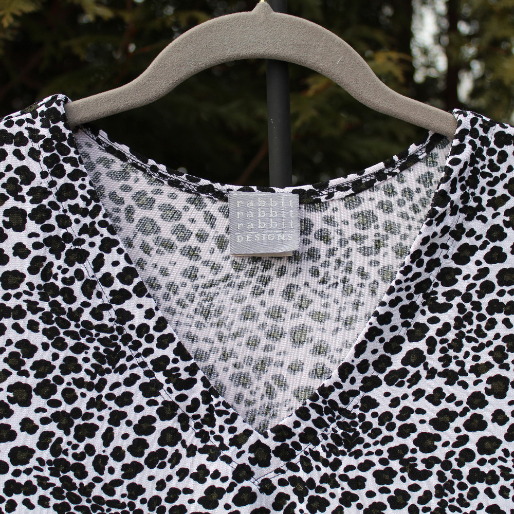 Rabbit Rabbit Rabbit Sleeveless Amimal Print V-neck Top - Picture 2 of 2